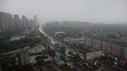 闪雷鸣,暴雨突袭武汉白昼变黑夜,如世界末日